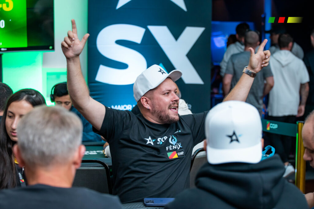 Jogador comemorando em uma mesa de poker