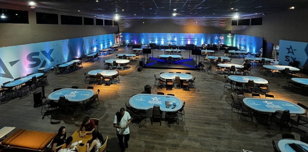 Salão de poker com mesas para as partidas