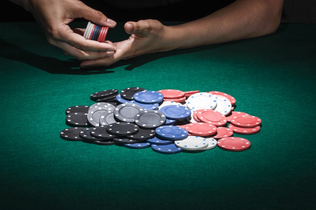 Mesa e fichas de poker