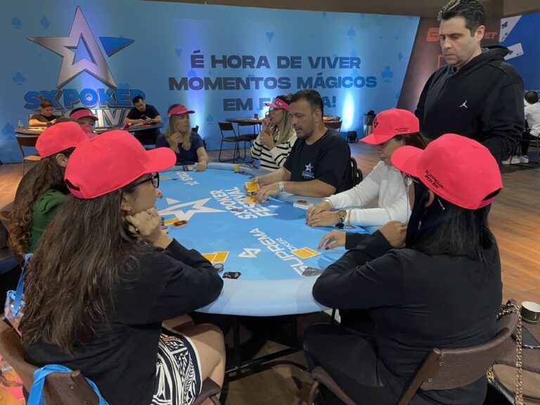Mesa de poker com jogadoras