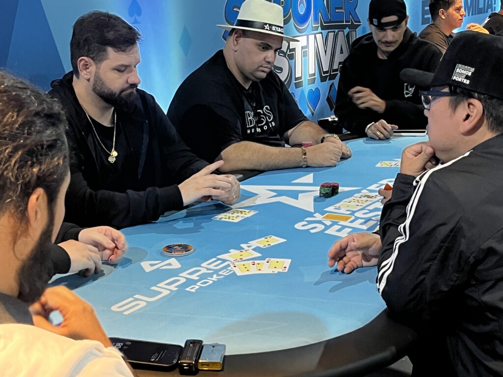 Jogadores em uma mesa de poker no SXPF